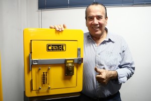 Raúl Canepa: "El hombre de las trancas" Ingeniero mecánico es el famoso creador de las cerraduras Cantol. Las empezó a fabricar porque los delincuentes rompían las puertas de sus vecinos y amigos. hAhora exporta a Costa Rica, Ecuador y Bolivia. Pide a los emprendedores aventurarse y probar