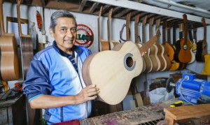 El ayacuchano don Abraham Falcón es el creador de estos famosos instrumentos. Ahora su hijo continúa su legado y dice que lo importante es mantener la calidad del producto. 
