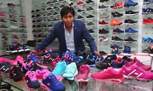 Silvio Vila empezó taxeando y después vendió carros, hasta que conoció a su esposa y se inició en el negocio del calzado deportivo. Ahora, New Athletic tiene 15 tiendas y distribuidoras a nivel nacional. 