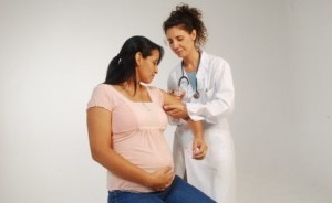 Si una mujer planea embarazarse, debería esperar por lo menos un mes desde la colocación de las vacunas mencionadas.